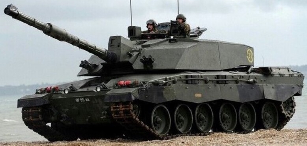 L'armée de Leopard 2A6 allemands a légèrement fait pschitt contre la défense russe. Désormais, le Challenger 2 britannique a fait son apparition sur les champs de bataille. Considéré comme le tank le plus puissant de l'armée ukrainienne, on a hate de le voir en action, notamment son blindage qui est de renommée mondiale.