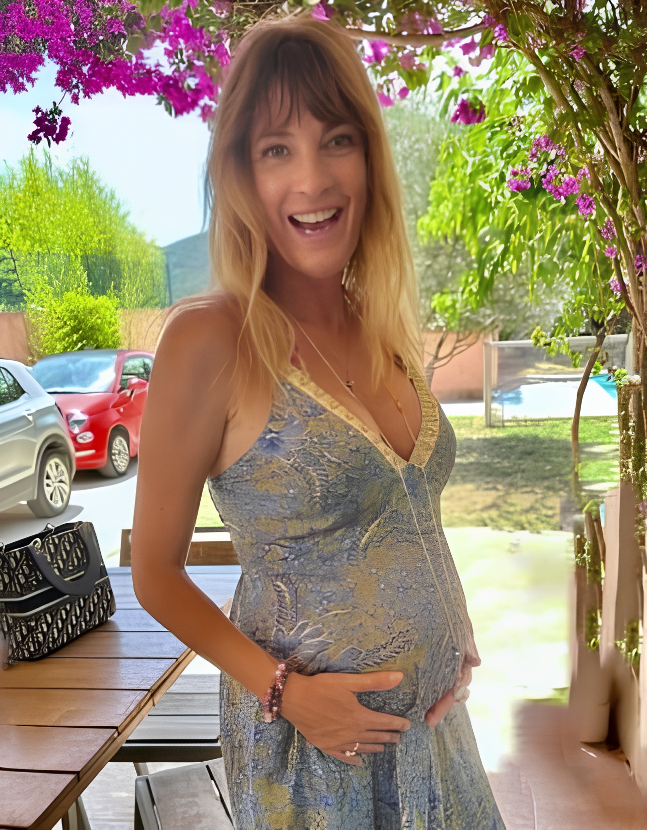 La chanteuse et comédienne Ève Angeli a annoncé sur son compte Instagram être enceinte de son premier enfant, à l’âge de 42 ans. Elle a partagé une photo d’elle avec son ventre rond et un message plein de joie et de gratitude.
